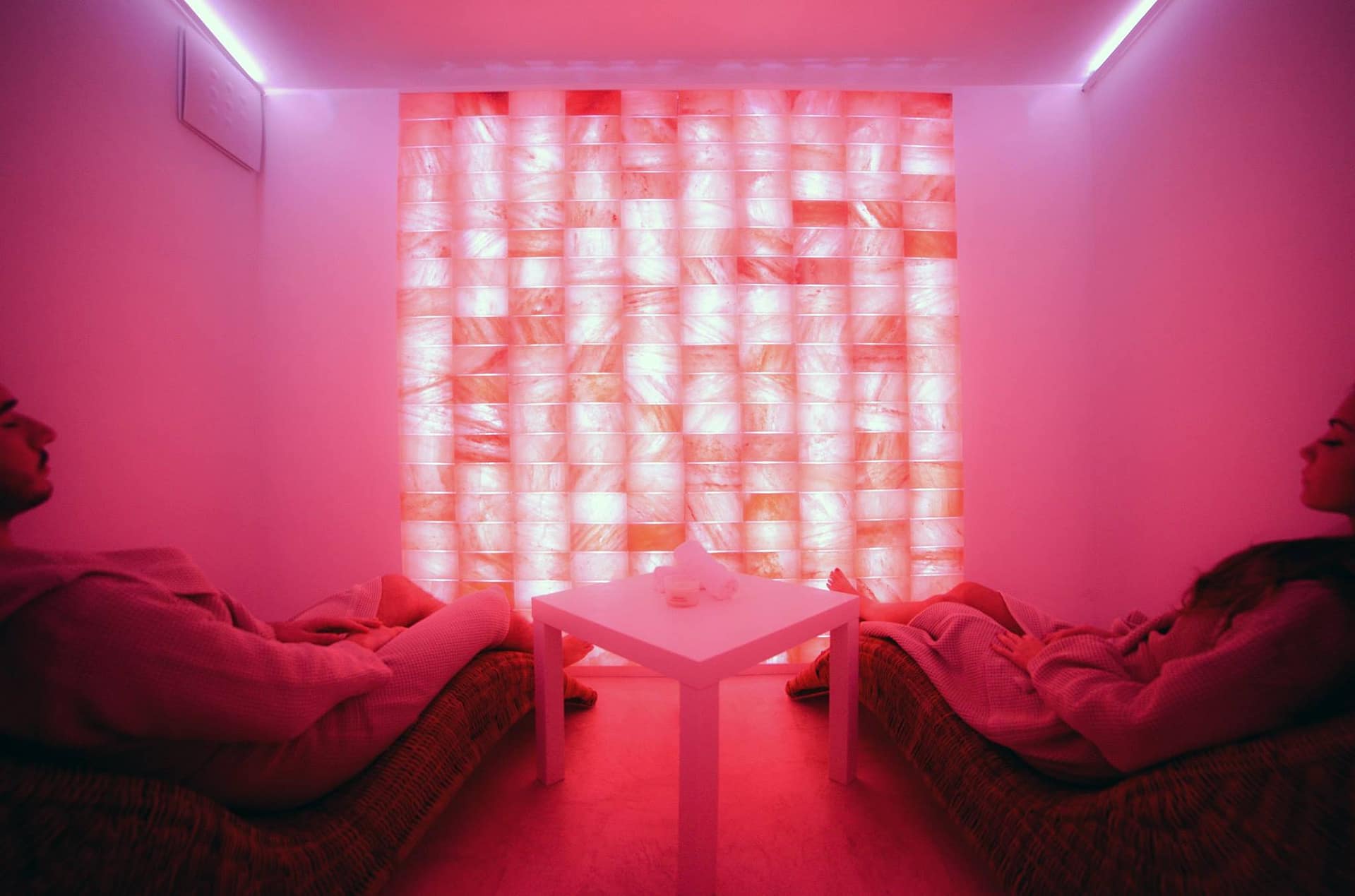 pareti di sale rosa dell'himalaya retroilluminate